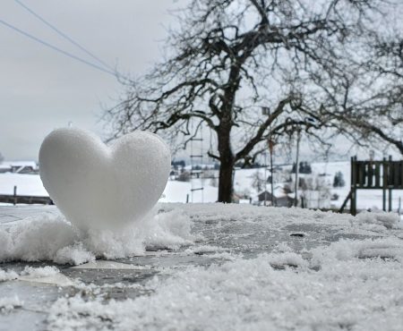 Aus Schnee geformtes Herz auf der Terrasse